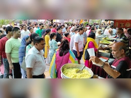 Indore: मतदान प्रतिशत बढ़ाने के लिए अनोखी पहल, वोट देने वालों को खिलाया जा रहा फ्री पोहा-जलेबी और आइसक्रीम