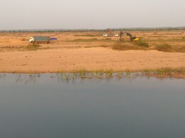 बलौदा बाजार में महानदी का सीना छलनी कर रहे रेत माफिया... जिला प्रशासन और खनिज विभाग का मिल रहा संरक्षण