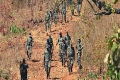 अबूझमाड़ में एनकाउंटर, जवानों ने अब तक 8 नक्सलियों को मार गिराया अबूझमाड़ में एनकाउंटर, जवानों ने अब तक 8 नक्सलियों को मार गिराया