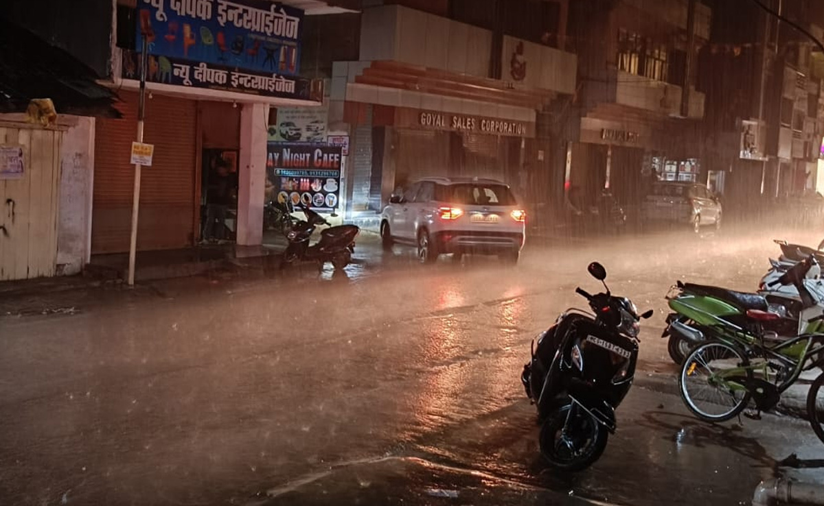 Chhattisgarh: अंबिकापुर में बीती रात ओलावृष्टि के साथ हुई तेज बारिश, किसानों को हुआ भारी नुकसान