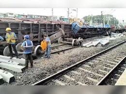 पश्चिम रेल्वे 13 तासांनंतरही विस्कळीत, वाहतूक सुरळीत करण्याचे काम युद्धपातळीवर सुरू