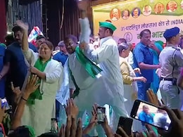Video : लालूंच्या मुलाला संताप अनावर, RJD कार्यकर्त्याला दिला स्टेजवरुन धक्का Video : लालूंच्या मुलाला संताप अनावर, RJD कार्यकर्त्याला दिला स्टेजवरुन धक्का