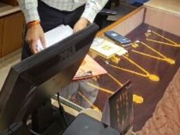 Fraud in Punjab Jewels: सोना खरीदने वाले हो जाएं सावधान! इंदौर में पंजाब ज्वेलर्स के शोरूम में ऐसे हुई धोखाधड़ी Fraud in Punjab Jewels: सोना खरीदने वाले हो जाएं सावधान! इंदौर में पंजाब ज्वेलर्स के शोरूम में ऐसे हुई धोखाधड़ी