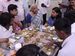 लंच के सहारे आंध्र, तेलंगाना को साधने की कोशिश! दक्षिण भारतीय छात्रों से सीतारमण की मुलाकात लंच के सहारे आंध्र, तेलंगाना को साधने की कोशिश! दक्षिण भारतीय छात्रों से सीतारमण की मुलाकात