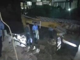 Damoh: भरभराकर गिरा ब्रिटिश कालीन बरांडा, JCB सहित कुछ लोगों के दबे होने की आंशका, रेस्क्यू जारी