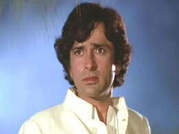 जब शशि कपूर पर बुरी तरह भड़क गए थे गांव वाले, गाड़ी का शीशा तोड़कर पकड़ लिया कॉलर जब शशि कपूर पर बुरी तरह भड़क गए थे गांव वाले, गाड़ी का शीशा तोड़कर पकड़ लिया कॉलर