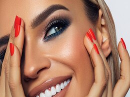 इन शिमर आईशैडो से पाएं ग्लैमरस लुक और हर खरीदारी पर रिवॉर्ड भी इन शिमर आईशैडो से पाएं ग्लैमरस लुक और हर खरीदारी पर रिवॉर्ड भी