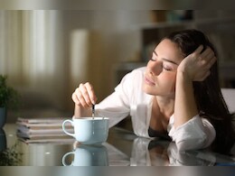 क्या आपको भी ऑफिस में बैठे-बैठे आती है नींद? हो सकती है इस Vitamin की कमी  क्या आपको भी ऑफिस में बैठे-बैठे आती है नींद? हो सकती है इस Vitamin की कमी