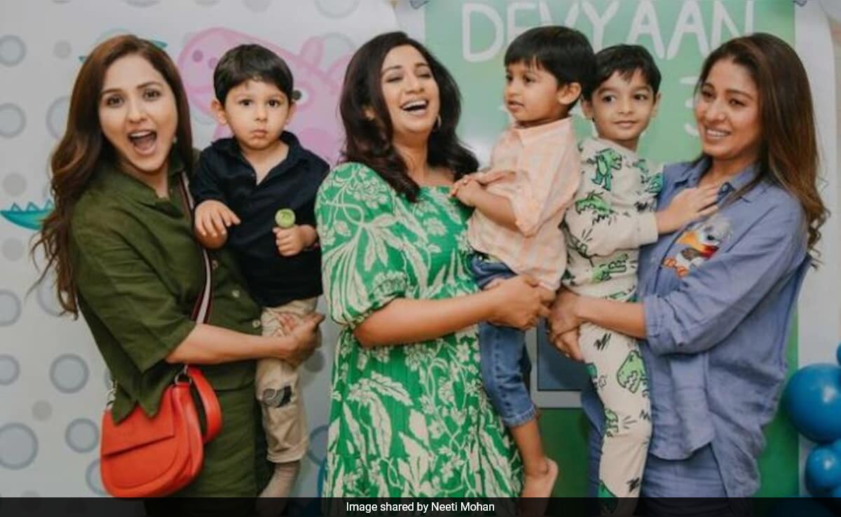 Viral: Shreya Ghoshal, Sunidhi Chauhan And Neeti Mohan With Their Sons At A Party