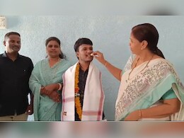 शाब्बास!  दोन हात नाहीत, पायाने पेपर सोडवला, 12वी परीक्षेत मिळवलं मोठं यश शाब्बास!  दोन हात नाहीत, पायाने पेपर सोडवला, 12वी परीक्षेत मिळवलं मोठं यश