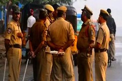 इंदौर में बदमाशों ने 2 पुलिसकर्मियों पर चाकू से किया हमला इंदौर में बदमाशों ने 2 पुलिसकर्मियों पर चाकू से किया हमला