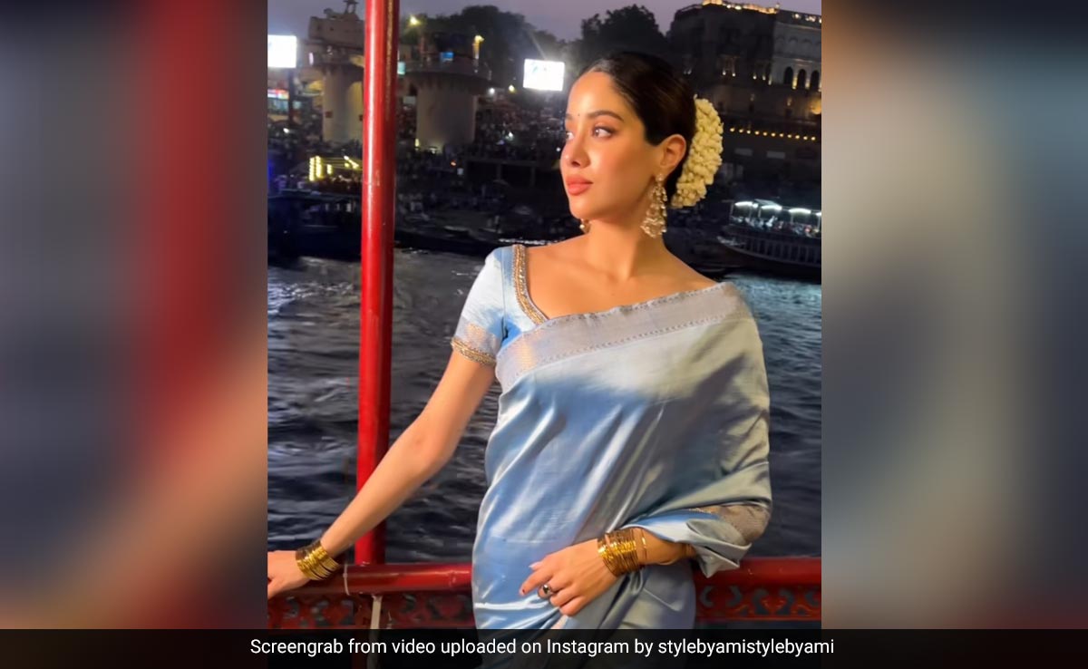 Janhvi Kapoor's <i>Kanjeevaram Saree</i>, Featuring A <i>Warli</i> Painting Of 1983 World Cup Win, Hits It Out Of The Stadium