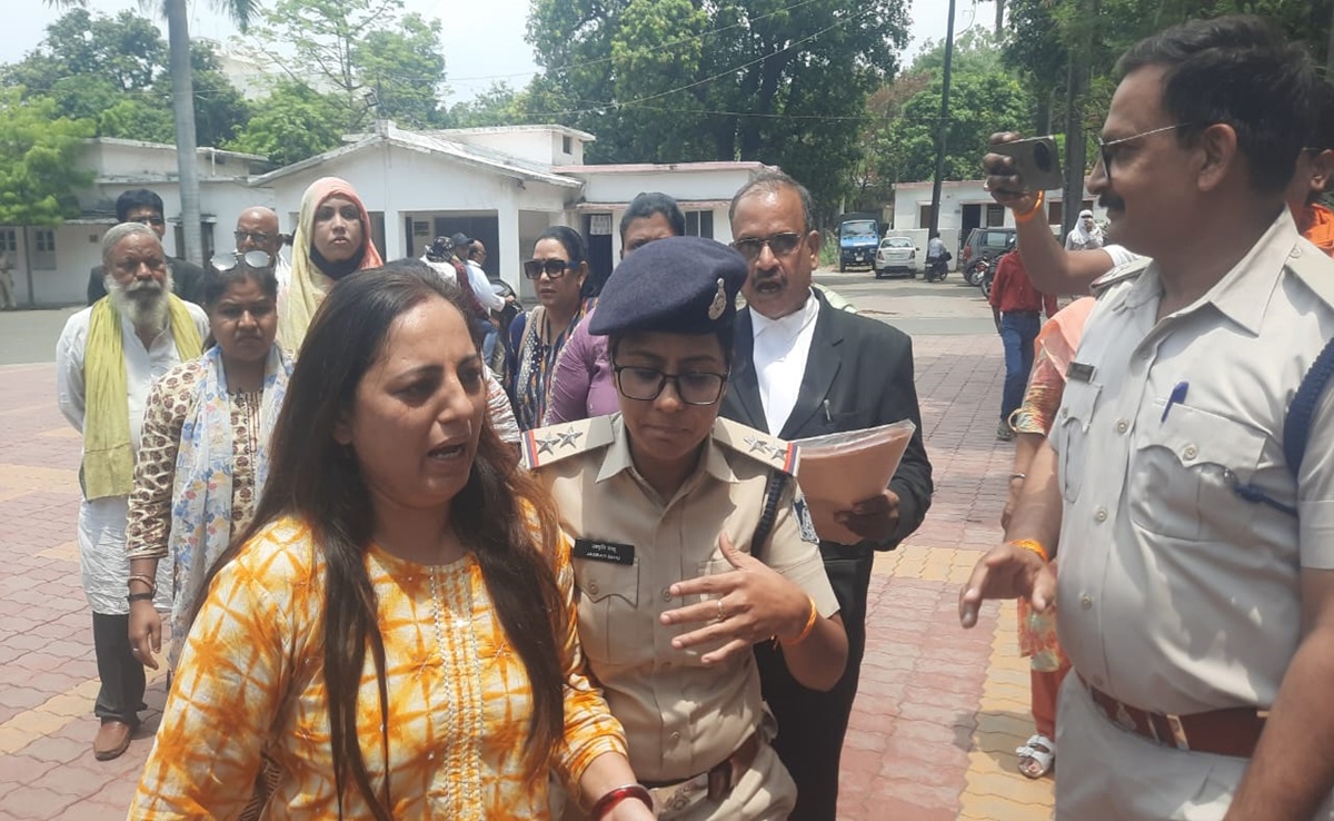 प्रताड़ित हूं साहब! थानों में भटकी फिर SP ऑफिस में महिला ने आत्मदाह का किया प्रयास, अब एक्शन में पुलिस