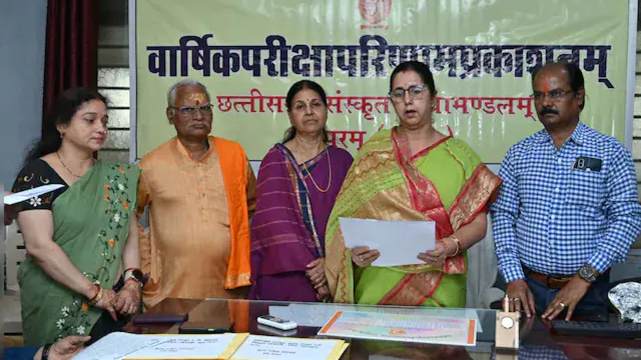 रायपुर: नहीं दी परीक्षा फिर भी कैसे बन गई 10वीं की टॉपर?