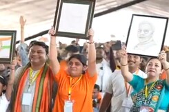 PM Modi's Humble Gesture As Young Supporters Break Into Tears Holding Gifts For Him PM Modi's Humble Gesture As Young Supporters Break Into Tears Holding Gifts For Him
