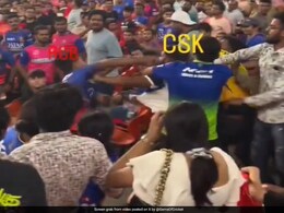 VIDEO: RCB के अकेले फैंस ने CSK के समर्थकों को धो डाला, बीच स्टेडियम में जमकर बरसे मुक्के VIDEO: RCB के अकेले फैंस ने CSK के समर्थकों को धो डाला, बीच स्टेडियम में जमकर बरसे मुक्के