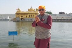 Congress Leader Shashi Tharoor Offers Prayers At Golden Temple, Meets Supporters Congress Leader Shashi Tharoor Offers Prayers At Golden Temple, Meets Supporters