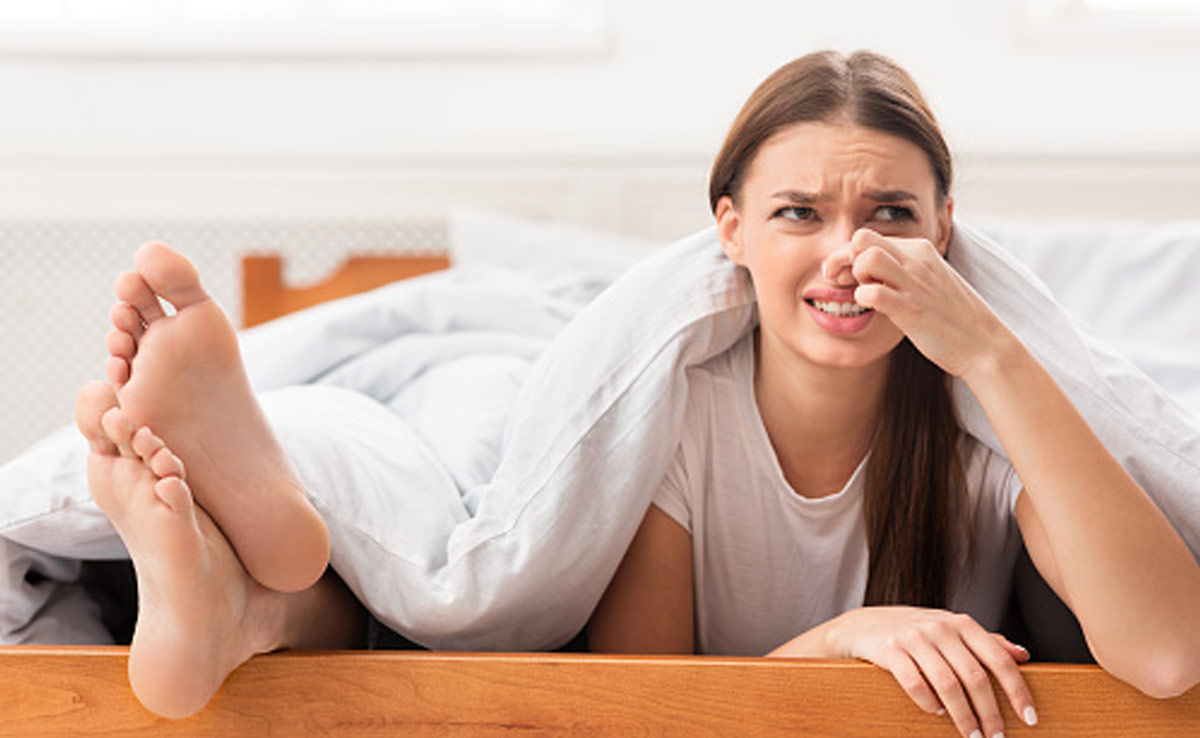 पैरों से आती है बदबू तो डॉक्टर का बताया यह हैक आएगा काम, घर की ही एक चीज दूर कर देगी दिक्कत 