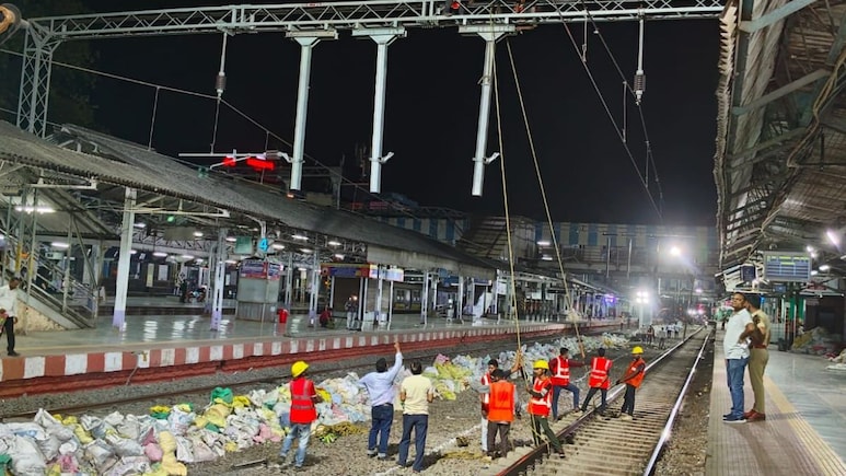 Railway Mega Block Latest Update: 'या' तारखेचा हार्बर मार्गावरील मेगा ब्लॉक रद्द! यामागचं कारण वाचून खुश व्हाल Railway Mega Block Latest Update: 'या' तारखेचा हार्बर मार्गावरील मेगा ब्लॉक रद्द! यामागचं कारण वाचून खुश व्हाल