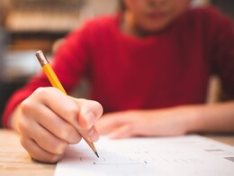 होमवर्क में नहीं सुलझा पाया गणित का सवाल, तो पिता ने बच्चे को फेंक कर मारा अनार, हुआ जो हाल, डॉक्टर भी रह गए दंग होमवर्क में नहीं सुलझा पाया गणित का सवाल, तो पिता ने बच्चे को फेंक कर मारा अनार, हुआ जो हाल, डॉक्टर भी रह गए दंग