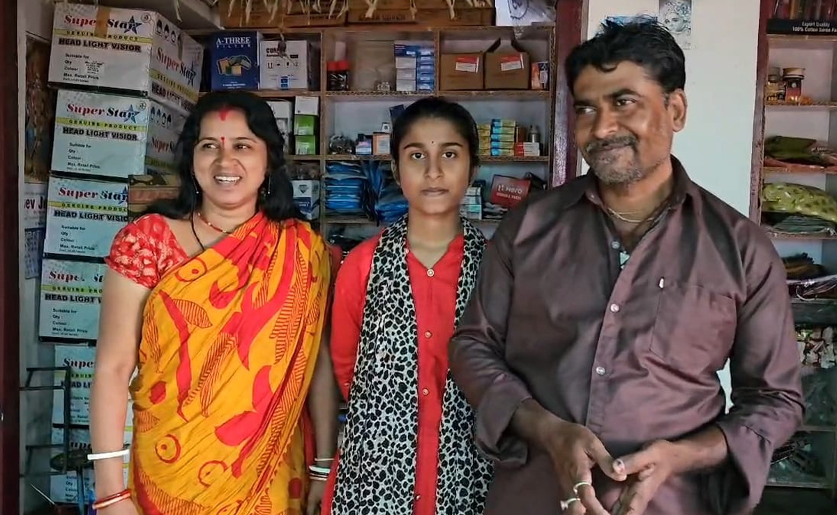 CGBSE 10th Result 2024: नक्सल इलाके में पिता साइकिल का पंचर बनाते हैं, बेटी ने टॉप 10 में जगह बनाकर बढ़ाया मान&nbsp;