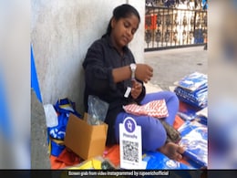 सड़क किनारे बैठी छोटी स्ट्रीट वेंडर को शख्स ने दिया सरप्राइज, गिफ्ट में दी नई घड़ी, बच्ची की खुशी देख पसीज उठेगा दिल सड़क किनारे बैठी छोटी स्ट्रीट वेंडर को शख्स ने दिया सरप्राइज, गिफ्ट में दी नई घड़ी, बच्ची की खुशी देख पसीज उठेगा दिल