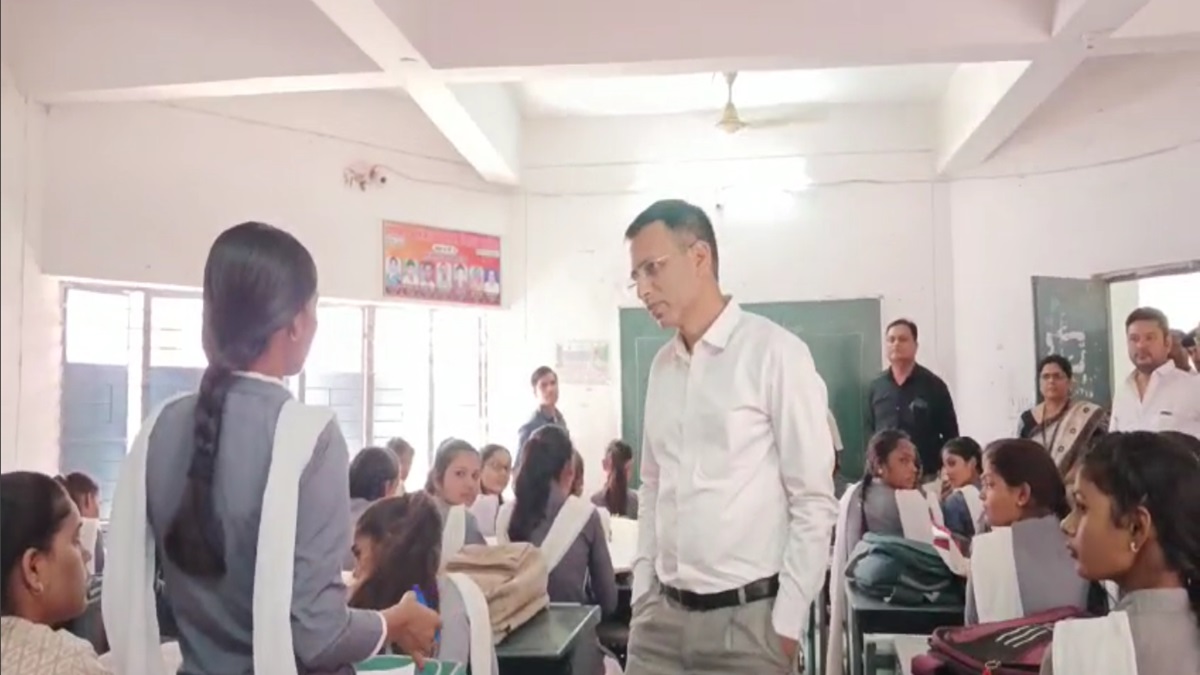 जब चॉक थामकर टीचर बन गए कलेक्टर, IAS अफसर ने बच्चों को ये सिखाया, गुरुजी से पूछा कैसे पढ़ा रहें हैं?