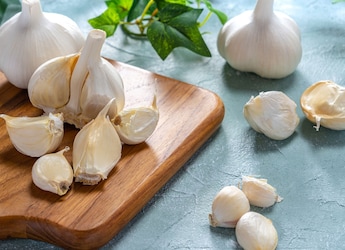 5 Quick Hacks To Cut Raw Garlic's Strong Flavour Without Cooking It 5 Quick Hacks To Cut Raw Garlic's Strong Flavour Without Cooking It