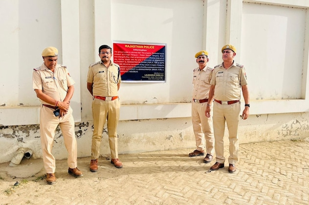 हनुमानगढ़ में तस्कर की संपत्ति सीज करने के बाद सीजर पोस्टर के साथ पुलिस के जवान. हनुमानगढ़ में तस्कर की संपत्ति सीज करने के बाद सीजर पोस्टर के साथ पुलिस के जवान.