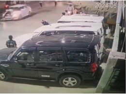 Rajasthan: खुद की चोरी हुई कार दिखी तो बदमाशों को पकड़ने बोनट पर लटक गया मालिक, CCTV में कैद हुई वारदात