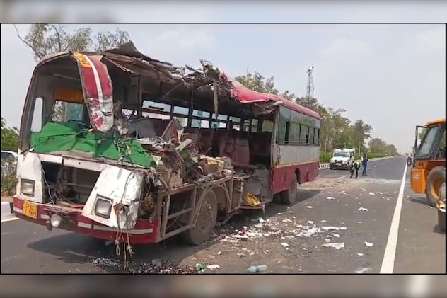 हादसे में क्षतिग्रस्त बस. हादसे में क्षतिग्रस्त बस.