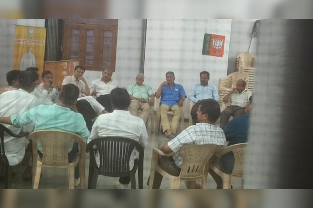 नाराज भाजपा पार्षदों से बंद कमरे में बैठक करते हुए जिलाध्यक्ष हरीश पाटीदार नाराज भाजपा पार्षदों से बंद कमरे में बैठक करते हुए जिलाध्यक्ष हरीश पाटीदार