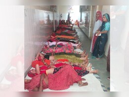 PICS: अस्पताल की फर्श पर लेटी इन महिलाओं का कुछ देर पहले ही ऑपरेशन हुआ है, जिम्मेदारों पर होगा एक्शन?