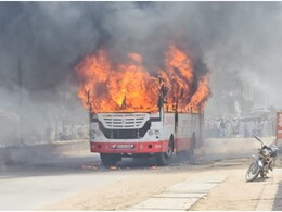 Hanumangarh Fire: राजस्थान के हनुमानगढ़ में फैला आक्रोश, ग्रामीणों ने बस में लगाई आई, भीड़ को शांत करने में जुटी पुलिस Hanumangarh Fire: राजस्थान के हनुमानगढ़ में फैला आक्रोश, ग्रामीणों ने बस में लगाई आई, भीड़ को शांत करने में जुटी पुलिस