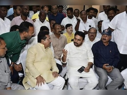 निवडणूक आटोपली, काँग्रेसचे स्नेहभोजन, बंडखोरासह कोणाकोणाची हजेरी? निवडणूक आटोपली, काँग्रेसचे स्नेहभोजन, बंडखोरासह कोणाकोणाची हजेरी?