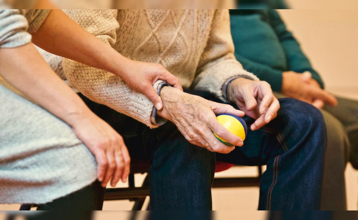 भारत में बढ़ रहा मां-बाप को अकेला छोड़ने का ट्रेंड, कुल इतने लाख बुजुर्ग हैं बेघर