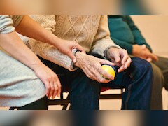 भारत में बढ़ रहा मां-बाप को अकेला छोड़ने का ट्रेंड, कुल इतने लाख बुजुर्ग हैं बेघर