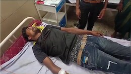 Barwani: पुलिस पर आदिवासी युवक से मारपीट के आरोप, गंभीर हालत में जिला अस्पताल में कराया गया भर्ती