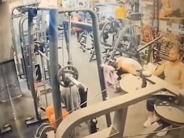 VIDEO: जिम में वर्कआउट के दौरान अचानक सिर में दर्द से तड़पने लगा युवक, कुछ ही देर में हो गई मौत VIDEO: जिम में वर्कआउट के दौरान अचानक सिर में दर्द से तड़पने लगा युवक, कुछ ही देर में हो गई मौत