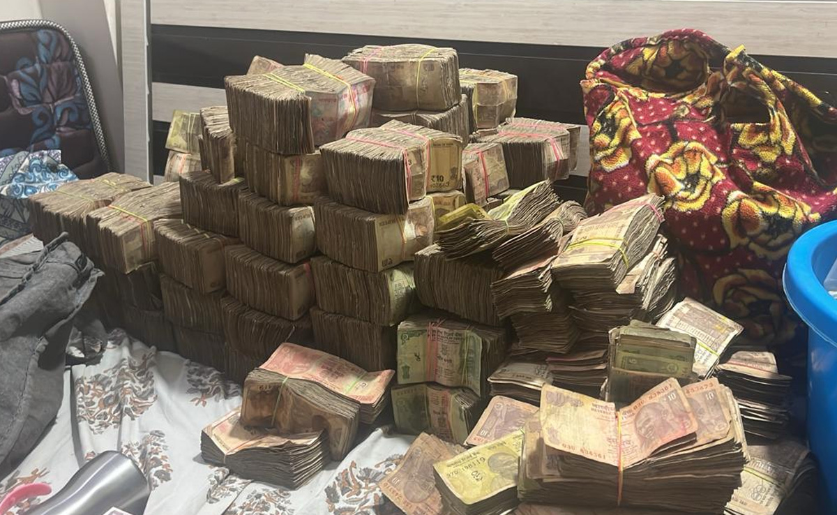 Loksabha Election: घर से मिला नोटों का इतना बड़ा जखीरा कि पुलिस की भी आंखें फटी की फटी रह गईं, रातभर होती रही गिनती 