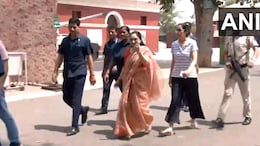 कड़ी सुरक्षा के बीच नूपुर शर्मा ने दिल्ली के बूथ पर डाला वोट, कैमरे पर मुस्कुराते हुए दिखाई स्याही लगी उंगली