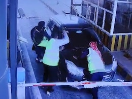 टोल प्लाजा की महिला कर्मचारी को कुचलते हुए निकल गई कार, मेरठ की दिल दहला देने वाली घटना कैमरे में कैद टोल प्लाजा की महिला कर्मचारी को कुचलते हुए निकल गई कार, मेरठ की दिल दहला देने वाली घटना कैमरे में कैद