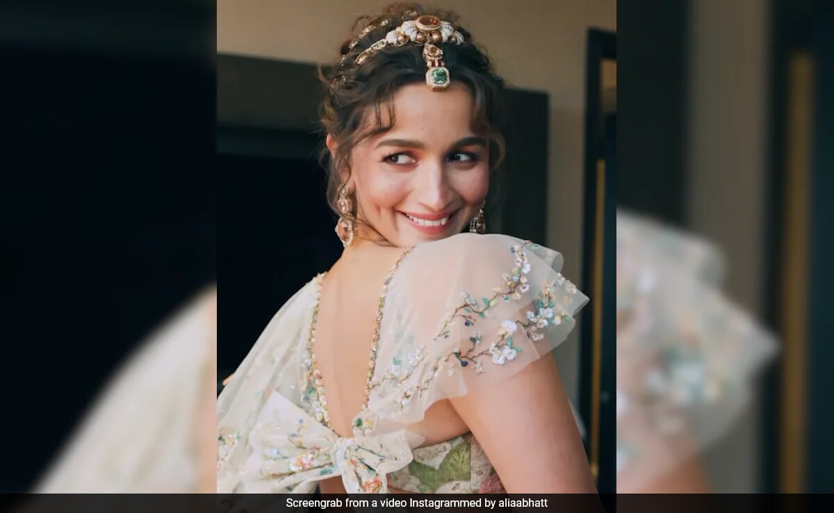 Alia Bhatt's Met Gala Look Reviewed By Sister-In-Law Kareena Kapoor