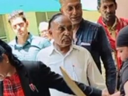 तलवार लेकर कोर्ट पहुंची महिला वकील, परिषद ने उठाया सख्त कदम