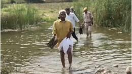Rajasthan: हाथों में जूते लेकर नाला पार करते नजर आए कैबिनेट मंत्री बाबूलाल खराड़ी, वायरल हुआ वीडियो
