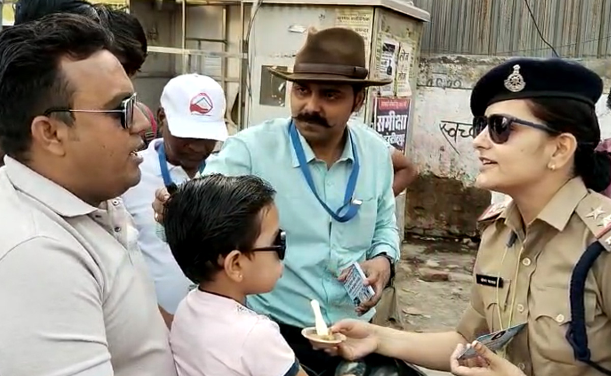 MP News: ग्वालियर पुलिस की "गांधीगिरी', जानिए ट्रैफिक नियम तोड़ने पर क्यों खिलाया जा रहा है बादाम का हलवा