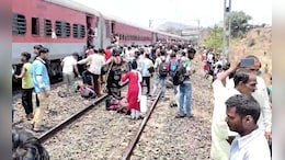 गोदान एक्स्प्रेसच्या डब्यातून अचानक निघू लागला धूर, प्रवाशांनी ट्रेनमधून मारल्या उड्या
