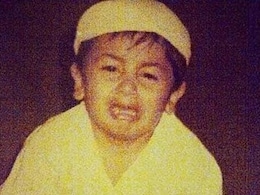 स्कूल के दिनों में मम्मी और बहन की चीजें चुराकर गर्लफ्रेंड को दे देता था ये एक्टर, पहचाना क्या? स्कूल के दिनों में मम्मी और बहन की चीजें चुराकर गर्लफ्रेंड को दे देता था ये एक्टर, पहचाना क्या?