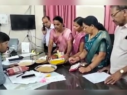 राजस्थान के आंगनबाड़ी केंद्रों पर घटिया पोषाहार की सप्लाई, दाल-चावल लेकर महिला कार्यकर्ता पहुंची कलेक्ट्रेट राजस्थान के आंगनबाड़ी केंद्रों पर घटिया पोषाहार की सप्लाई, दाल-चावल लेकर महिला कार्यकर्ता पहुंची कलेक्ट्रेट