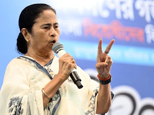 मुलाकात हुई क्या बात हुई? BJP सांसद से उनके घर पर जाकर मिलीं सीएम ममता बनर्जी